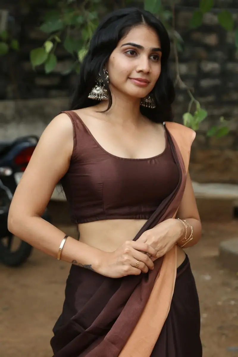 TELUGU GIRL SHAGNASRI VENUN IN MAROON SAREE 3